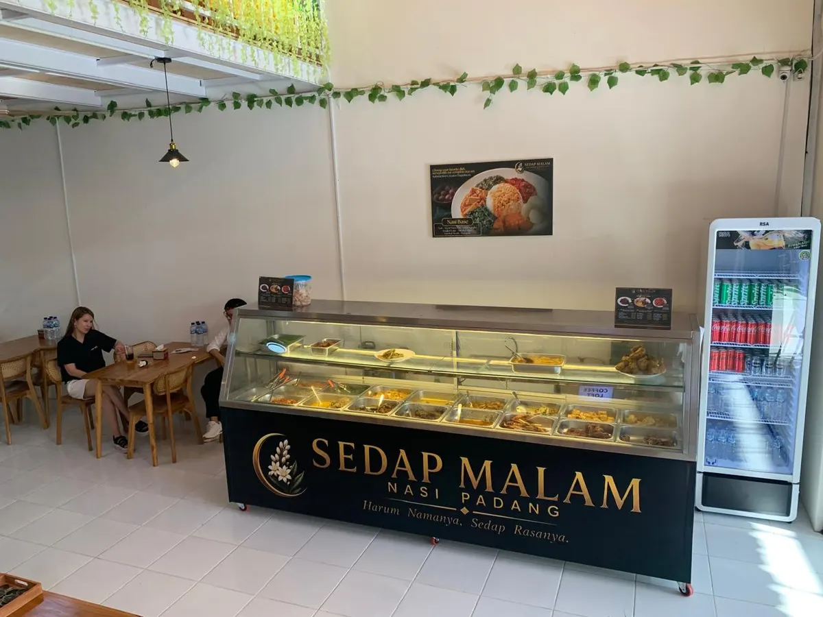 Etalase Nasi Padang Sedap Malam yang bersih dan modern